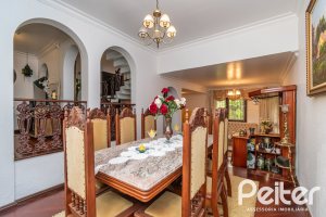 Casa à venda com 380m², 4 dormitórios, 1 suíte, 4 vagas, no bairro Cristal em Porto Alegre