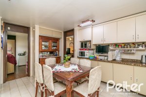 Casa à venda com 380m², 4 dormitórios, 1 suíte, 4 vagas, no bairro Cristal em Porto Alegre