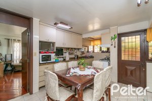 Casa à venda com 380m², 4 dormitórios, 1 suíte, 4 vagas, no bairro Cristal em Porto Alegre