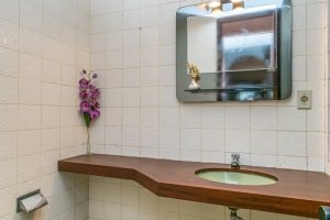 Casa à venda com 380m², 4 dormitórios, 1 suíte, 4 vagas, no bairro Cristal em Porto Alegre