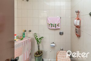 Casa à venda com 380m², 4 dormitórios, 1 suíte, 4 vagas, no bairro Cristal em Porto Alegre