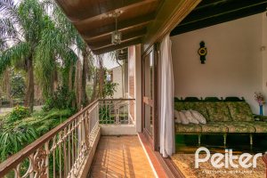 Casa à venda com 380m², 4 dormitórios, 1 suíte, 4 vagas, no bairro Cristal em Porto Alegre