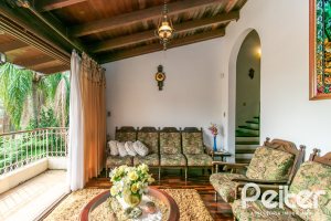 Casa à venda com 380m², 4 dormitórios, 1 suíte, 4 vagas, no bairro Cristal em Porto Alegre