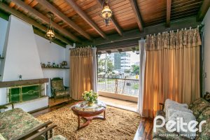 Casa à venda com 380m², 4 dormitórios, 1 suíte, 4 vagas, no bairro Cristal em Porto Alegre