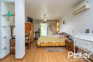 Casa à venda com 380m², 4 dormitórios, 1 suíte, 4 vagas, no bairro Cristal em Porto Alegre