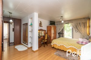 Casa à venda com 380m², 4 dormitórios, 1 suíte, 4 vagas, no bairro Cristal em Porto Alegre