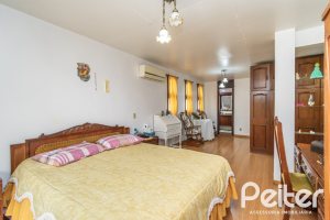 Casa à venda com 380m², 4 dormitórios, 1 suíte, 4 vagas, no bairro Cristal em Porto Alegre