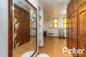 Casa à venda com 380m², 4 dormitórios, 1 suíte, 4 vagas, no bairro Cristal em Porto Alegre