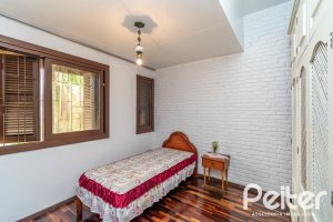Casa à venda com 380m², 4 dormitórios, 1 suíte, 4 vagas, no bairro Cristal em Porto Alegre