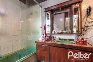 Casa à venda com 380m², 4 dormitórios, 1 suíte, 4 vagas, no bairro Cristal em Porto Alegre