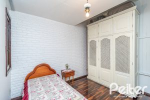 Casa à venda com 380m², 4 dormitórios, 1 suíte, 4 vagas, no bairro Cristal em Porto Alegre