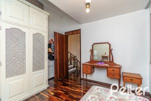 Casa à venda com 380m², 4 dormitórios, 1 suíte, 4 vagas, no bairro Cristal em Porto Alegre