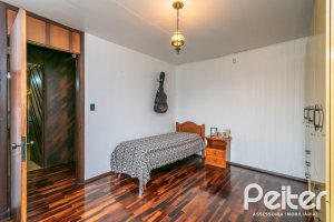 Casa à venda com 380m², 4 dormitórios, 1 suíte, 4 vagas, no bairro Cristal em Porto Alegre