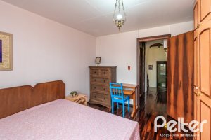 Casa à venda com 380m², 4 dormitórios, 1 suíte, 4 vagas, no bairro Cristal em Porto Alegre