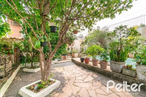 Casa à venda com 380m², 4 dormitórios, 1 suíte, 4 vagas, no bairro Cristal em Porto Alegre