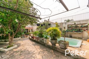 Casa à venda com 380m², 4 dormitórios, 1 suíte, 4 vagas, no bairro Cristal em Porto Alegre