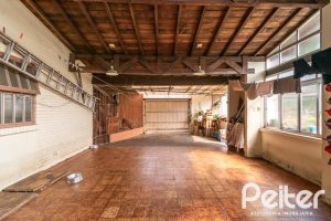 Casa à venda com 380m², 4 dormitórios, 1 suíte, 4 vagas, no bairro Cristal em Porto Alegre