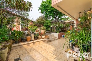 Casa à venda com 380m², 4 dormitórios, 1 suíte, 4 vagas, no bairro Cristal em Porto Alegre