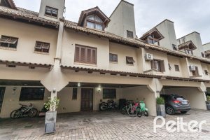 Casa em Condomínio à venda com 240m², 3 dormitórios, 1 suíte, 3 vagas, no bairro Vila Assunção em Porto Alegre