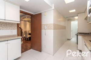 Casa em Condomínio à venda com 240m², 3 dormitórios, 1 suíte, 3 vagas, no bairro Vila Assunção em Porto Alegre