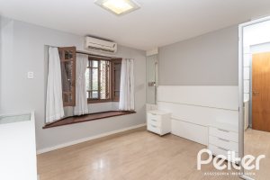 Casa em Condomínio à venda com 240m², 3 dormitórios, 1 suíte, 3 vagas, no bairro Vila Assunção em Porto Alegre