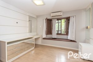 Casa em Condomínio à venda com 240m², 3 dormitórios, 1 suíte, 3 vagas, no bairro Vila Assunção em Porto Alegre