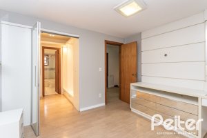 Casa em Condomínio à venda com 240m², 3 dormitórios, 1 suíte, 3 vagas, no bairro Vila Assunção em Porto Alegre