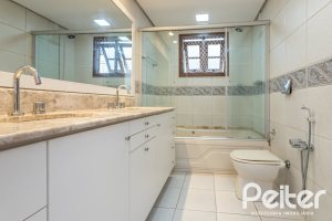 Casa em Condomínio à venda com 240m², 3 dormitórios, 1 suíte, 3 vagas, no bairro Vila Assunção em Porto Alegre