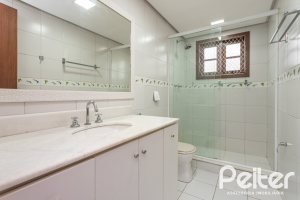 Casa em Condomínio à venda com 240m², 3 dormitórios, 1 suíte, 3 vagas, no bairro Vila Assunção em Porto Alegre