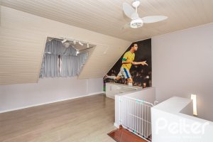 Casa em Condomínio à venda com 240m², 3 dormitórios, 1 suíte, 3 vagas, no bairro Vila Assunção em Porto Alegre