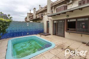 Casa em Condomínio à venda com 240m², 3 dormitórios, 1 suíte, 3 vagas, no bairro Vila Assunção em Porto Alegre