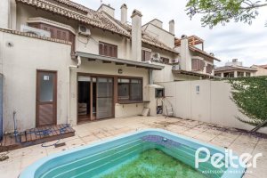 Casa em Condomínio à venda com 240m², 3 dormitórios, 1 suíte, 3 vagas, no bairro Vila Assunção em Porto Alegre