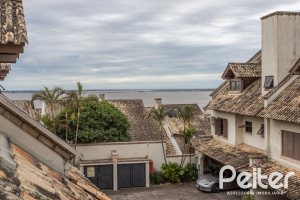 Casa em Condomínio à venda com 240m², 3 dormitórios, 1 suíte, 3 vagas, no bairro Vila Assunção em Porto Alegre
