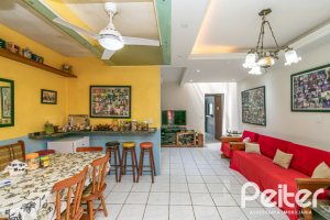 Casa à venda com 137m², 3 dormitórios, 2 vagas, no bairro Guarujá em Porto Alegre