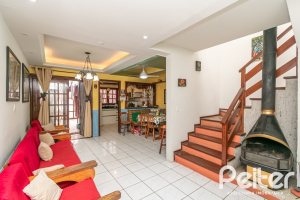 Casa à venda com 137m², 3 dormitórios, 2 vagas, no bairro Guarujá em Porto Alegre