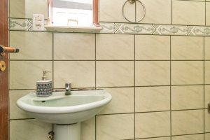 Casa à venda com 137m², 3 dormitórios, 2 vagas, no bairro Guarujá em Porto Alegre