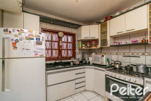 Casa à venda com 137m², 3 dormitórios, 2 vagas, no bairro Guarujá em Porto Alegre