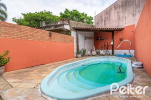 Casa à venda com 137m², 3 dormitórios, 2 vagas, no bairro Guarujá em Porto Alegre