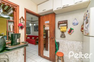 Casa à venda com 137m², 3 dormitórios, 2 vagas, no bairro Guarujá em Porto Alegre