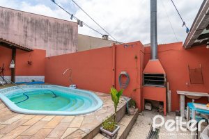 Casa à venda com 137m², 3 dormitórios, 2 vagas, no bairro Guarujá em Porto Alegre