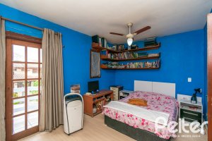 Casa à venda com 137m², 3 dormitórios, 2 vagas, no bairro Guarujá em Porto Alegre