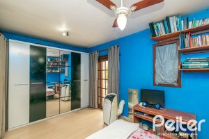 Casa à venda com 137m², 3 dormitórios, 2 vagas, no bairro Guarujá em Porto Alegre