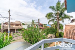 Casa à venda com 137m², 3 dormitórios, 2 vagas, no bairro Guarujá em Porto Alegre