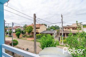 Casa à venda com 137m², 3 dormitórios, 2 vagas, no bairro Guarujá em Porto Alegre