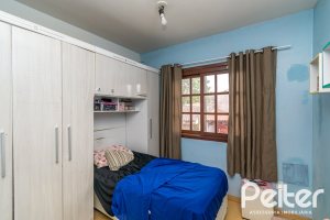 Casa à venda com 137m², 3 dormitórios, 2 vagas, no bairro Guarujá em Porto Alegre