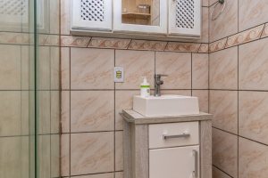 Casa à venda com 137m², 3 dormitórios, 2 vagas, no bairro Guarujá em Porto Alegre