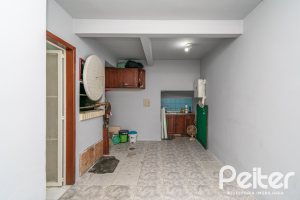 Casa à venda com 137m², 3 dormitórios, 2 vagas, no bairro Guarujá em Porto Alegre