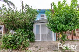 Casa à venda com 137m², 3 dormitórios, 2 vagas, no bairro Guarujá em Porto Alegre