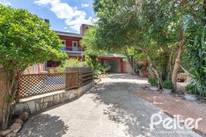 Casa à venda com 274m², 4 dormitórios, 1 suíte, 6 vagas, no bairro Ipanema em Porto Alegre