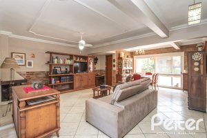 Casa à venda com 274m², 4 dormitórios, 1 suíte, 6 vagas, no bairro Ipanema em Porto Alegre